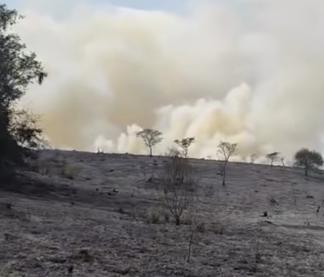 Bombeiros itupevenses combatem incêndio de grande proporção na Serra do Japi